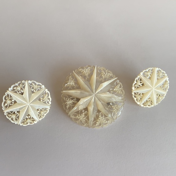 Vintage Carved Mother of Pearl Brooch & Earrings - Picture 2 of 14